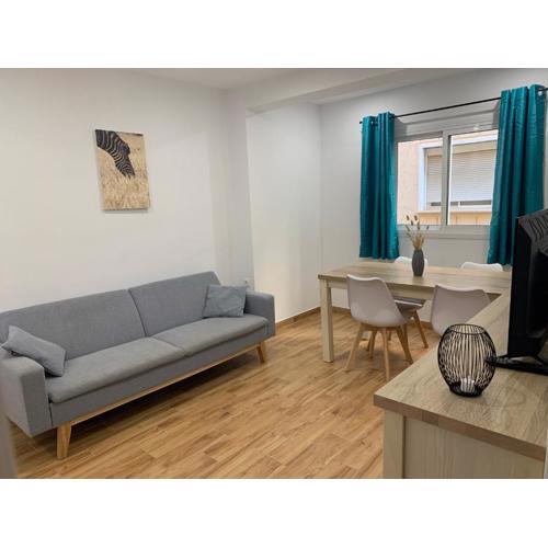 Central & renovated 3-bedroom flat