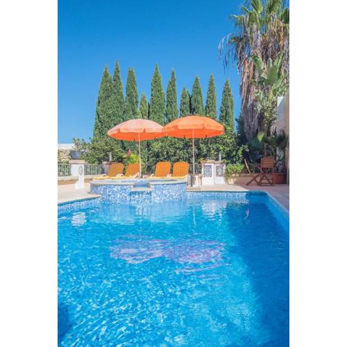 Central villa flatlet with pool - free parking and WiFi