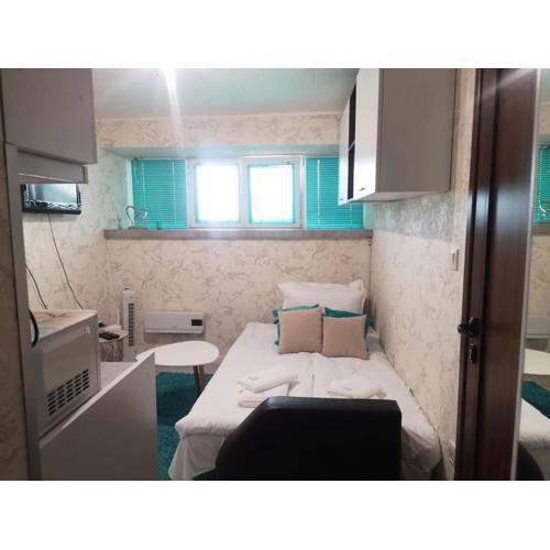Centrally-located studio near the Sea Garden