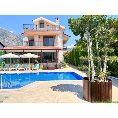 Centrally Located Very Large Villa W Pool Jakuz and Car Park
