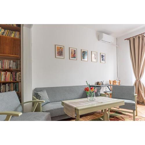 Centrally Located Vintage Flat