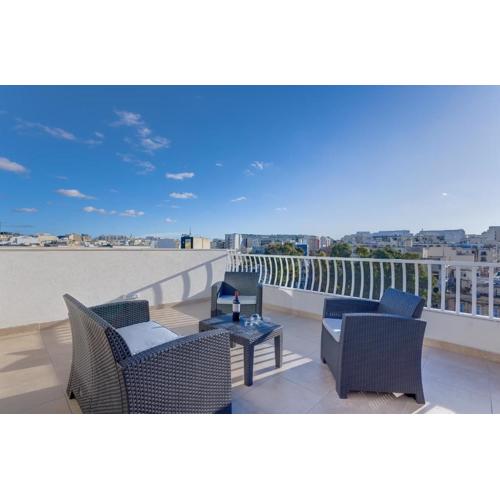 Centric and Modern Penthouse close to Amenities