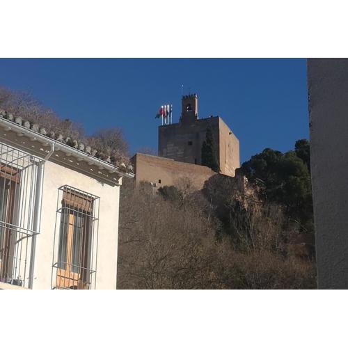 Cerca de la Alhambra, La Casa del Cuento, Segundo