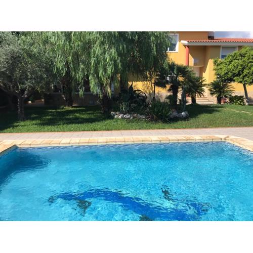 Chalet con gran jardin y piscina privada