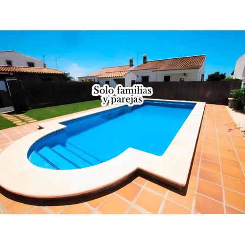 Chalet con piscina compartida y jardín privado