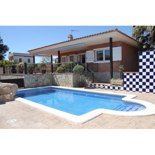 Chalet con piscina privada en zona tranquila de Cambrils