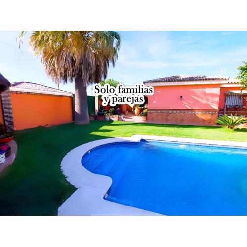 Chalet con Piscina Privada y Amplio Jardín en El Puerto de Santa María - Solo Familias y Parejas