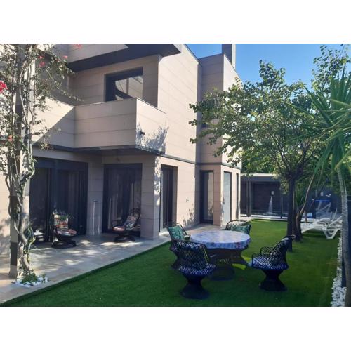 Chalet de lujo con jardín, piscina y aparcamiento todo privado.