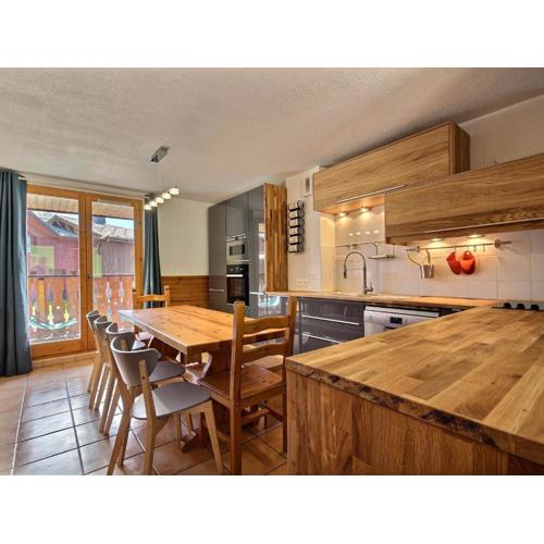 Chalet spacieux sur les pistes avec cheminée et WiFi - FR-1-455-242