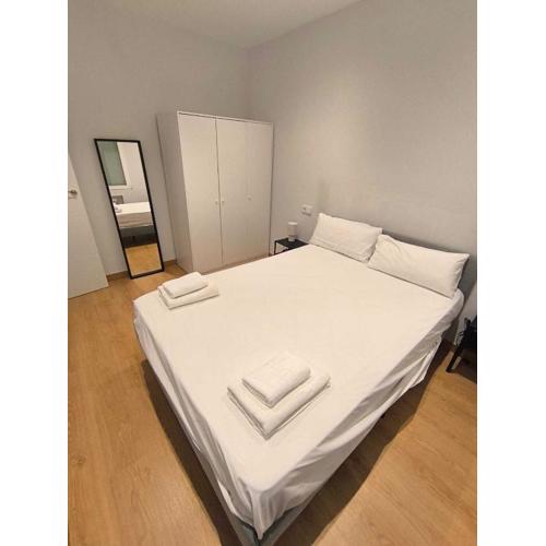 Chamartín Smart Rooms - Chic, Modern & Well-Located
