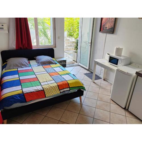 Chambre meublée indépendante, avec piscine et jardin, 1 lit pour 2 personnes Direct Gare Aéroport