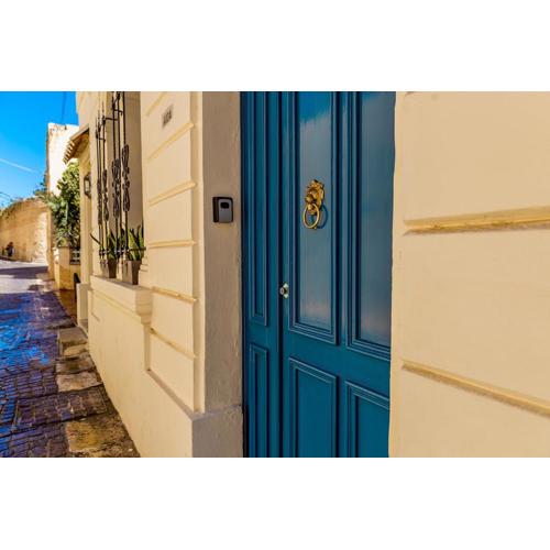 Characterful ground floor townhouse