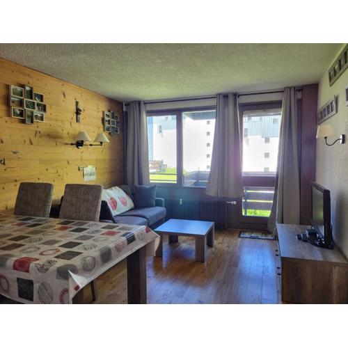 Charmant 2 pièces, balcon ensoléillé, proche pistes et commerces, séjour et chambre bien équipés - FR-1-449-18