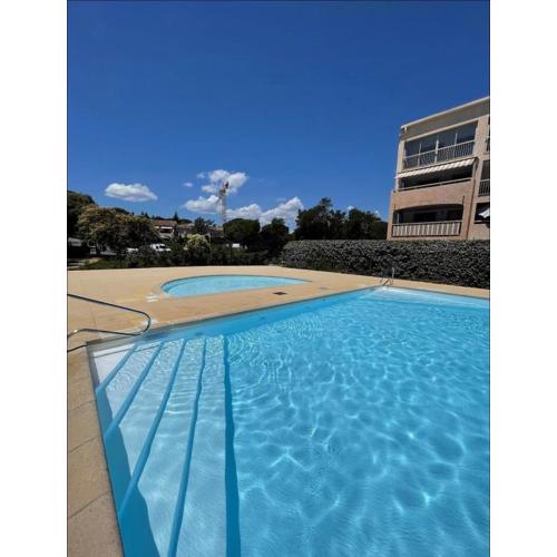 Charmant 2P entièrement rénové , Piscine , 1 km de la plage
