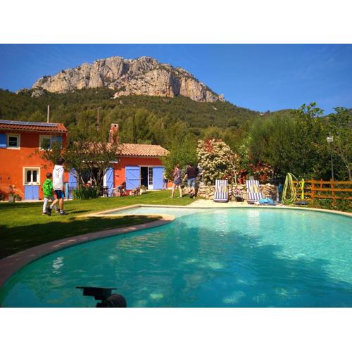 Charmant Mas provençal dans son écrin de verdure
