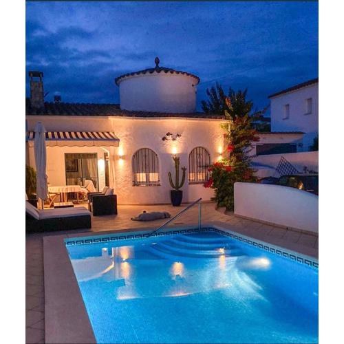 Charmante villa avec piscine dans les canaux