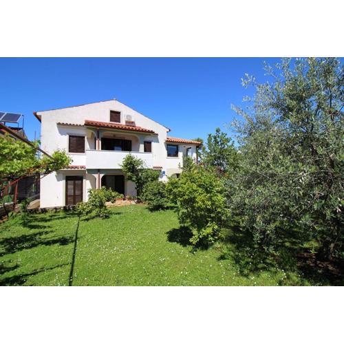 Charmantes Apartment mit privatem Balkon, Privatparkplatz, WiFi und nur 700 Meter zum Strand