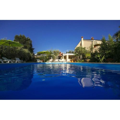 Charmantes Apartment nur 400 Meter zum Strand mit grossem Pool, privater Terrasse, Grill, Liegen