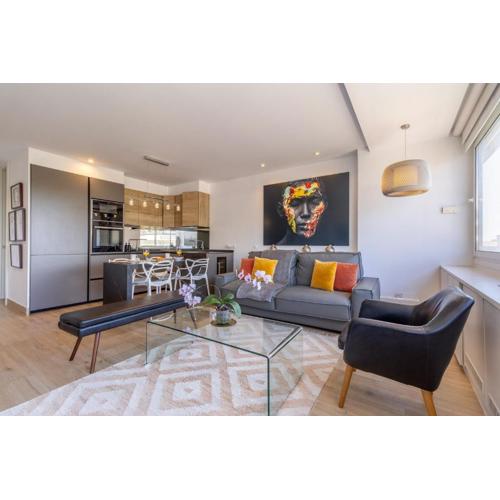 Charming 1-Bedroom Apartment by Plaza Colón Ideal Madrid Location Colon II