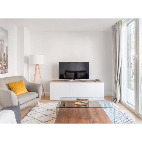Charming 1-Bedroom Apartment in Central Madrid Stylish Retreat for 2, Alonso Martinez I