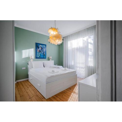 Charming 1BD Apartment Next to Women\