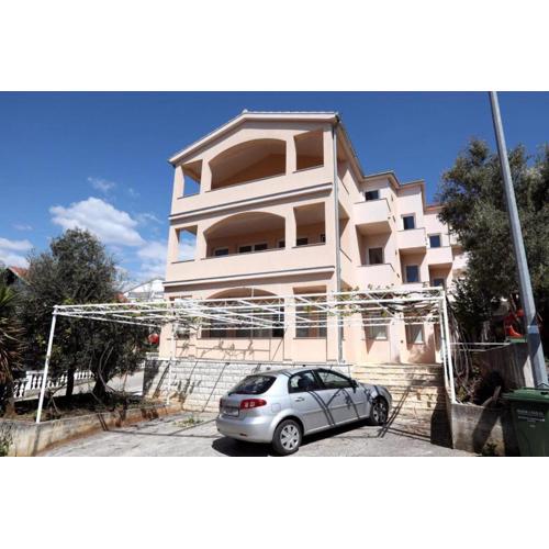 Charming 2-Bed Apartment in Okrug Gornji