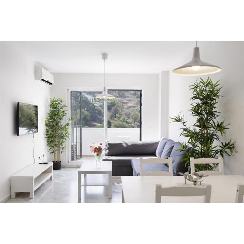 Charming 2-Bedroom Apartment with Terraces & Pool in Torrequebrada