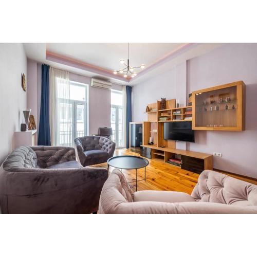 Charming 2BDR Apartment in Historic Center With Parking