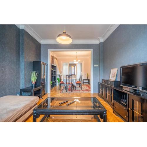 Charming 2BDR Heart of Main Street