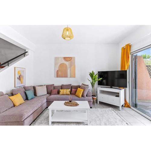 Charming 3-Bedroom Maisonette with Pool Access at Regina Gardens, 700 m Venus Beach