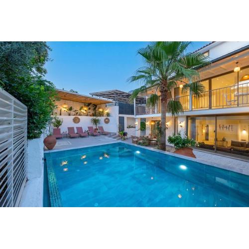 Charming 3bed villa w/ pool, very close to centre