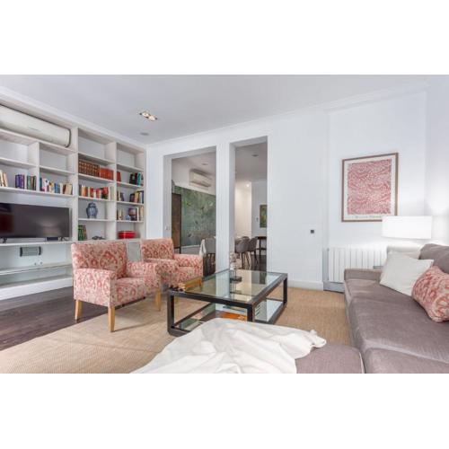 Charming and Spacious Apartment Steps from Gran Vía
