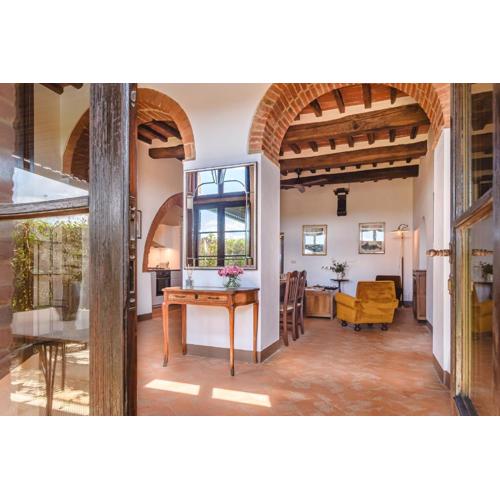 Charming Apartment close to Cortona with Garden and Pool