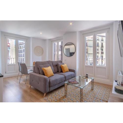 Charming Apartment for 4 Steps away from Mercado de San Miguel , Calle Mayor IV
