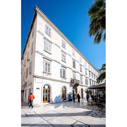 Charming apartment on Riva promenade