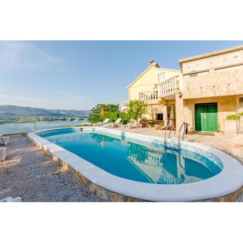 Charming apartment with private pool in Mastrinka - 98 sqm