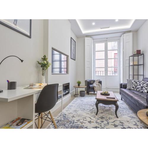 Charming City Center Apartment for 4 Perfect Location, Espoz y Mina III