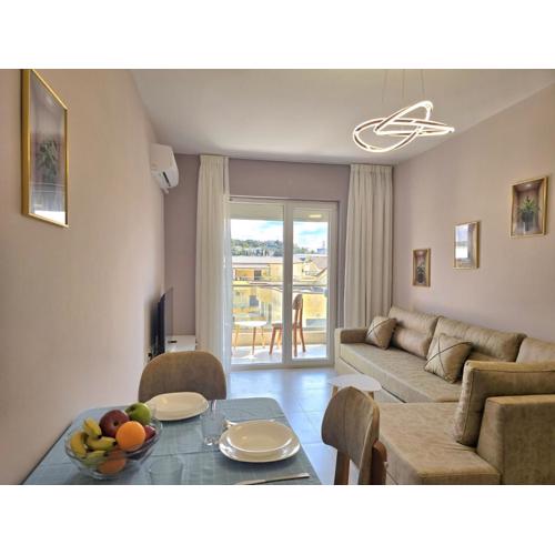 Charming Coastal Stay in Golem with Balcony