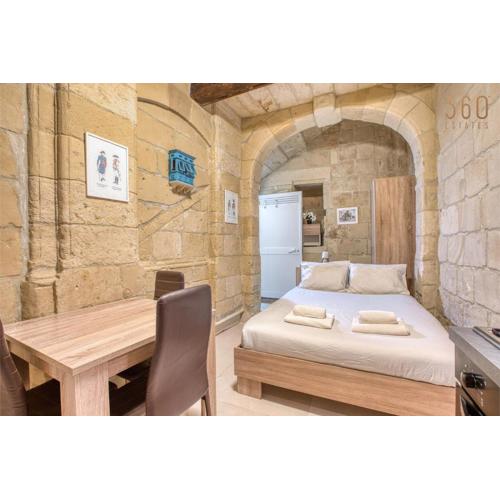 Charming & Cosy Studio in the Heart of Valletta by 360 Estates