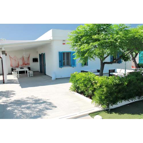 Charming house with garden in Monopoli with direct access to the beach