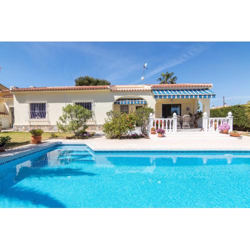 Charming one-floor villa with private pool in Los Balcones