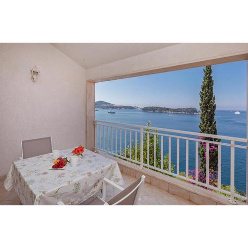 Charming Seafront Stay at Villa Mara