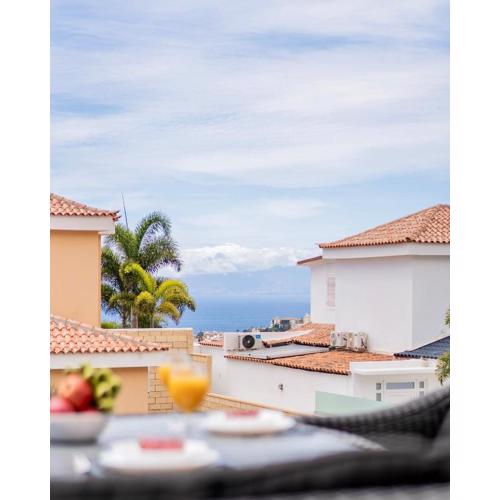 Charming semi- detached villa in Mirador del Duque