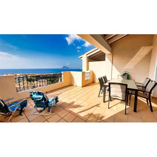 Charming Townhouse with Sea Views & Pool in Altea