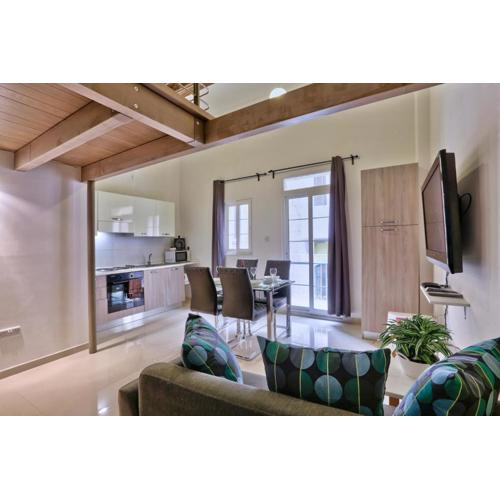 Charming Valletta 1 bedroom apartment off Republic Street sleeps 4