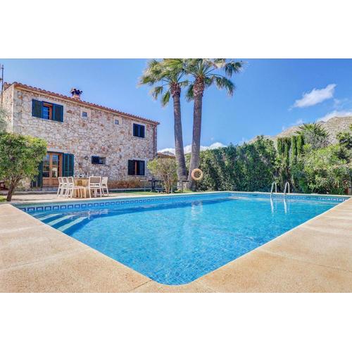 Charming villa with a fabulous garden in Pollensa by Renthousing
