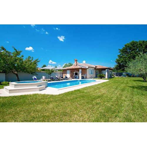Charming Villa with Pool and Jacuzzi