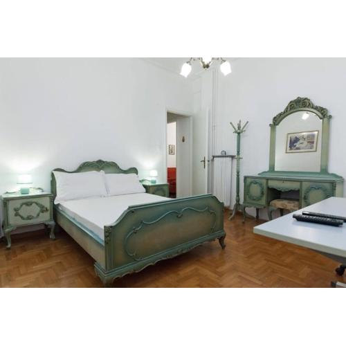 Charming Vintage 2BR Apartment with Balcony in Koukaki