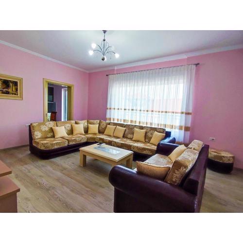 Cheerful 2 bedroom villa with free parking.