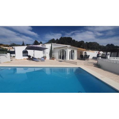 Cheerful 2-bedroom villa with private pool